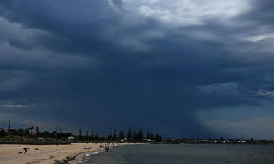 Hundreds call for help in Victoria and SA amid heavy rain and severe storms