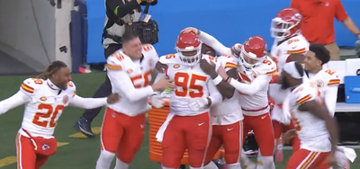 The Chiefs sideline had such a wholesome reaction to Chris Jones hitting a $1.25 million sack bonus