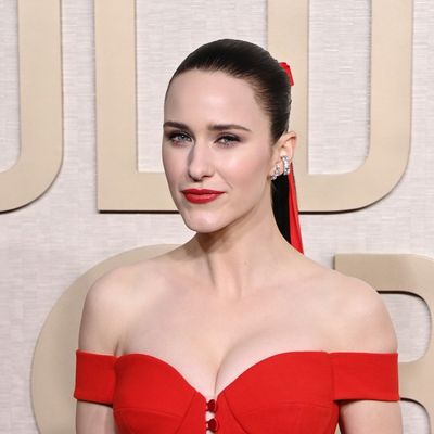 Rachel Brosnahan’s “Contemporary” Golden Globes Ponytail Was Made Possible by This Volumizing Blow Dry Brush