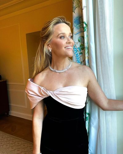 Reese Witherspoon shines at the Golden Globes with elegance