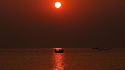 Boat carrying Union Minister gets stuck in Odisha's Chilika Lake for two hours