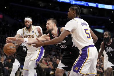 Lakers Break Losing Streak, Defeat Clippers in Close Battle!