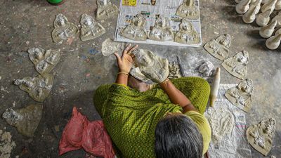 Watch | Making of Thanjavur’s famous ‘thalaiyatti’ dolls