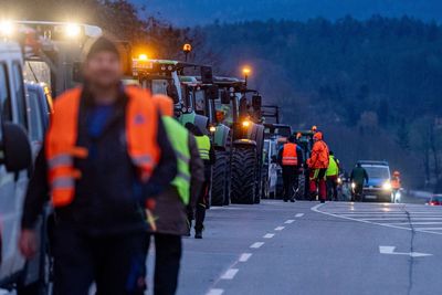 German farmers block highway access roads, stage protests against plan to scrap diesel tax breaks