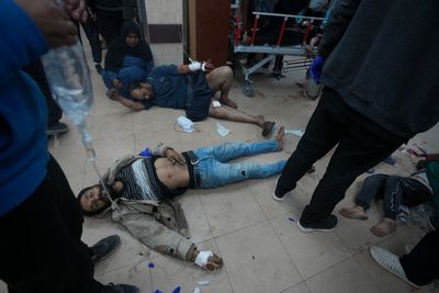 Palestinians flee from central Gaza's main hospital as fighting draws closer and aid groups withdraw