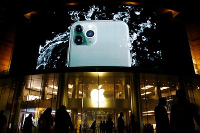 iChina's iPhone Sales Plummet 30% in Record-Breaking Drop!
