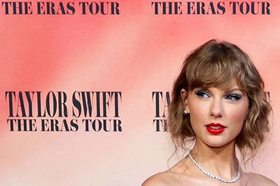 Taylor Swift unamused by Golden Globes host's accurate NFL joke
