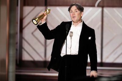 Fans applaud Cillian Murphy accepting Golden Globe with wife’s lipstick on his nose