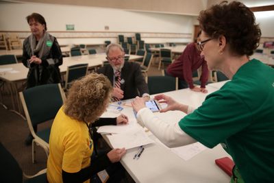 Snowstorm threatens candidates' campaigns as Iowa caucus looms