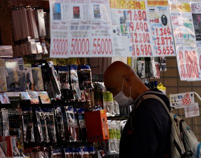 Japanese Households Tighten Belts as Spending Slides 2.9% in November