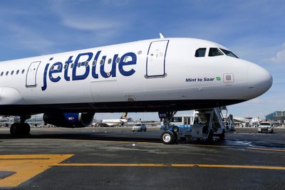 JetBlue's CEO is stepping down, and he'll be replaced by the first woman to lead a big US airline