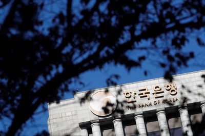 Bank of Korea Holds Base Rate, Delays Cut Until Q3