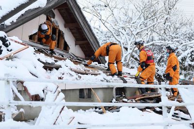 Death toll from Japanese quake jumps to 161 as snow hinders relief efforts
