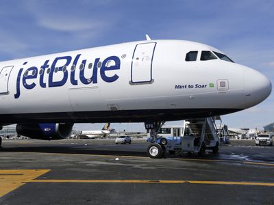 JetBlue's CEO to step down, will be replaced by 1st woman to lead a big U.S. airline