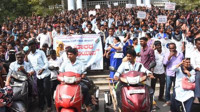 Students, among others, take part in walkathon organised under SVEEP initiative in Kalaburagi