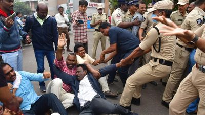 Police foil protest of teachers at Dharna Chowk in Vijayawada