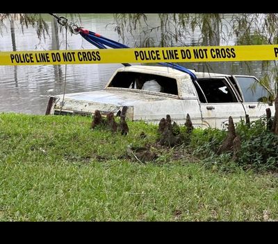 Multiple bodies found by divers inside car in Florida pond