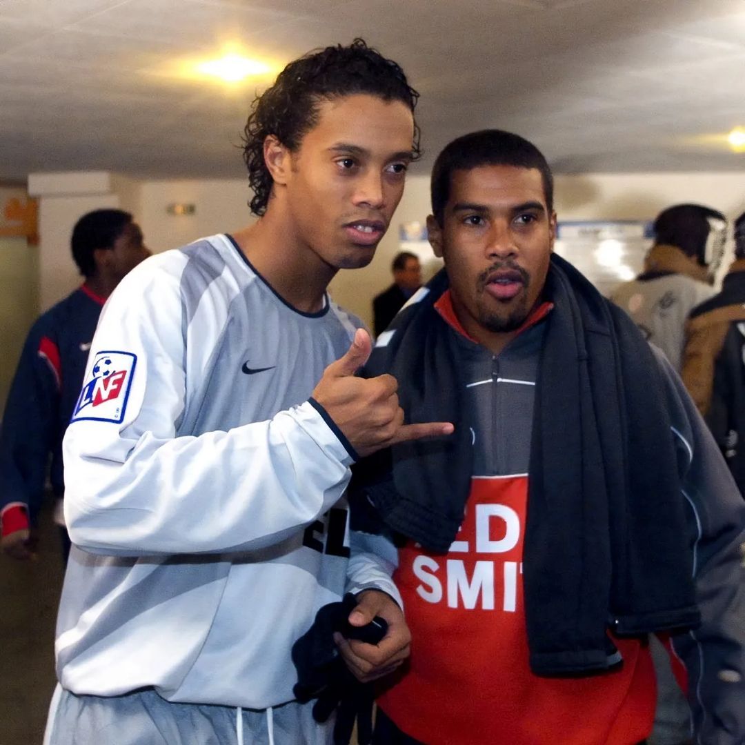 ronaldinho-celebrates-roberto-de-assis-moreira-s