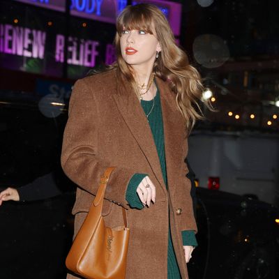 Take Note: Taylor Swift's Black Knee-High Boots Represent an Essential Shoe Trend