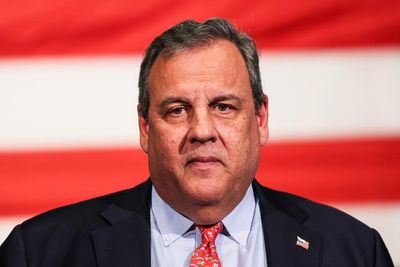 Republican Chris Christie suspends presidential bid