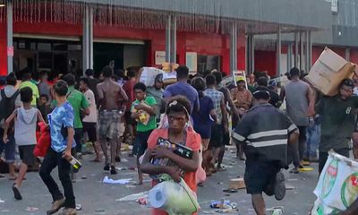 Papua New Guinea riots: at least nine dead in Port Moresby as more police sent to capital