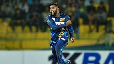 Wanindu Hasaranga takes career-best 7/19 as Sri Lanka bowl out Zimbabwe for 96 in third ODI