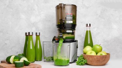 Green juice vs smoothies − which is better? Health experts weigh in