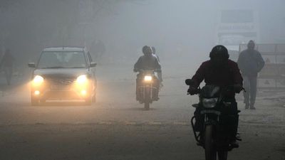 Delhi fog: airport area battling zero visibility, 39 trains running late