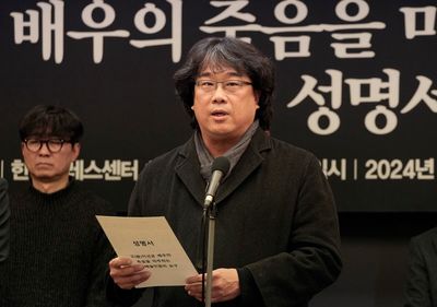 'Parasite' director calls for a thorough probe into the death of actor Lee Sun-kyun