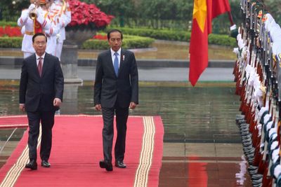 Indonesia and Vietnam discuss South China sea and energy issues as Indonesian president visits