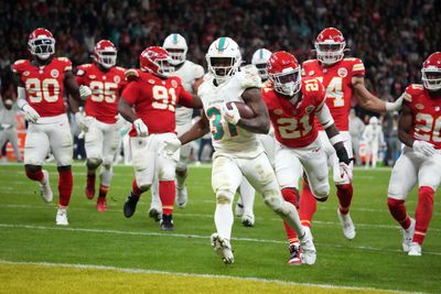 Who the experts are taking in Dolphins vs. Chiefs wild-card game