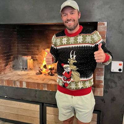 AB de Villiers Embraces the Festive Spirit in Holiday Photos