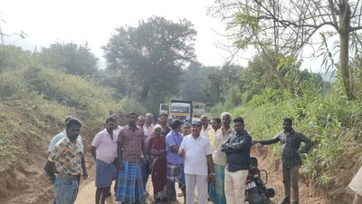 Residents block movement of tipper lorries near Ambur town in Tirupattur for damaging water pipelines