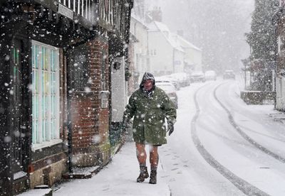 UK weather: Snow and ice warnings this weekend as Arctic air sees temperature plunge
