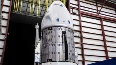 SpaceX Dragon capsule arrives at pad for Ax-3 astronaut launch (photos)