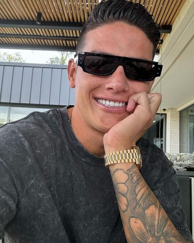 James Rodríguez: A Confident and Stylish Selfie Sensation