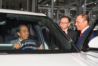 Indonesia's president visits Vietnam's EV maker Vinfast and says conditions ready for a car plant