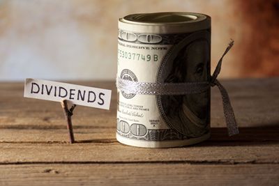 2 Dividend Kings Yielding Around 3% to Grab Now