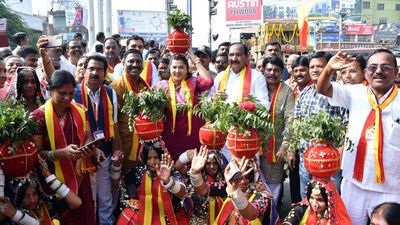 Karnataka Sambrama 50: Jyothi Rath Yatra receives grand welcome in Kalaburagi
