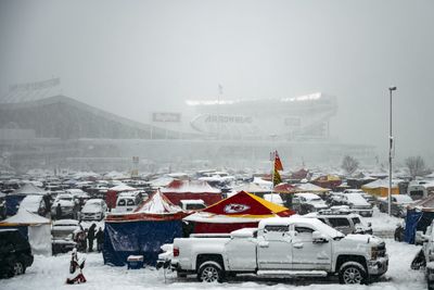 Twitter reacts to brutal weather in Kansas City ahead of Chiefs’ matchup vs. Dolphins