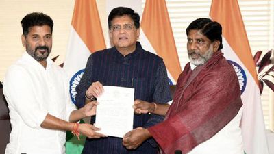 Telangana CM meets Goyal, seeks nod to Hyderabad-Nagpur industrial corridor