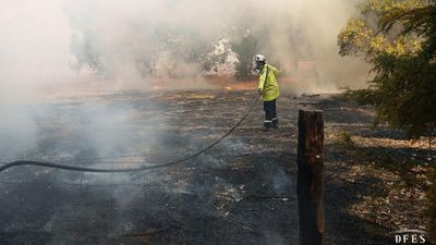Lives and homes threatened as bushfires tear through WA