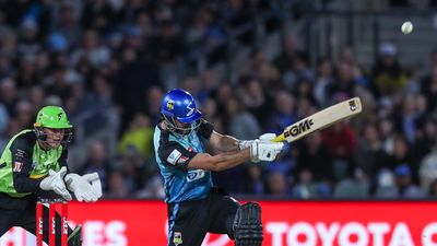 Strikers cruise to Thunder win, book spot in BBL finals
