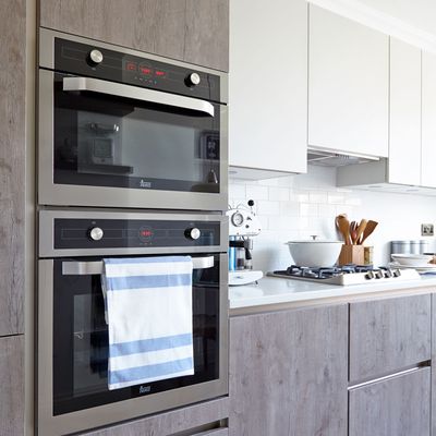 This affordable tin foil cleaning trick is a simple way to tackle stubborn oven door stains