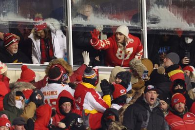 Videos show Taylor Swift giving ‘high fours’ to Chiefs fans out her suite window