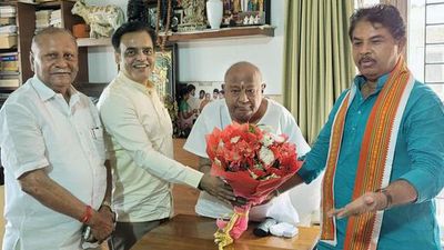Ashok meets Deve Gowda
