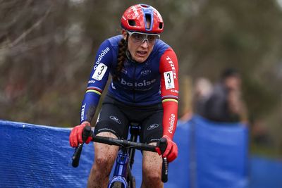 Lucinda Brand fights the pain to win Dutch elite women's cyclocross title