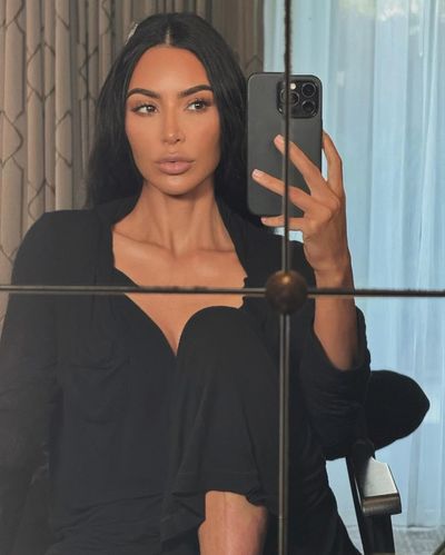 Kim Kardashian: Effortlessly Stylish in Comfy Black Outfit Mirror Selfie