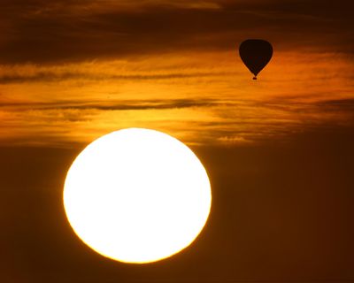 A hot air balloon accident in Arizona leaves 4 people dead and 1 critically injured