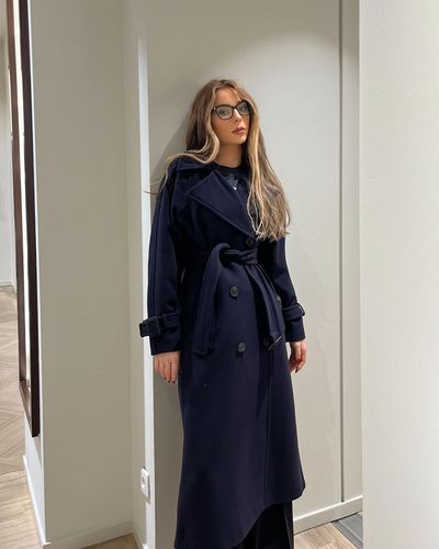 Navy Blue Elegance: Elona Ndrecaj Embraces Winter Fashion Fluently